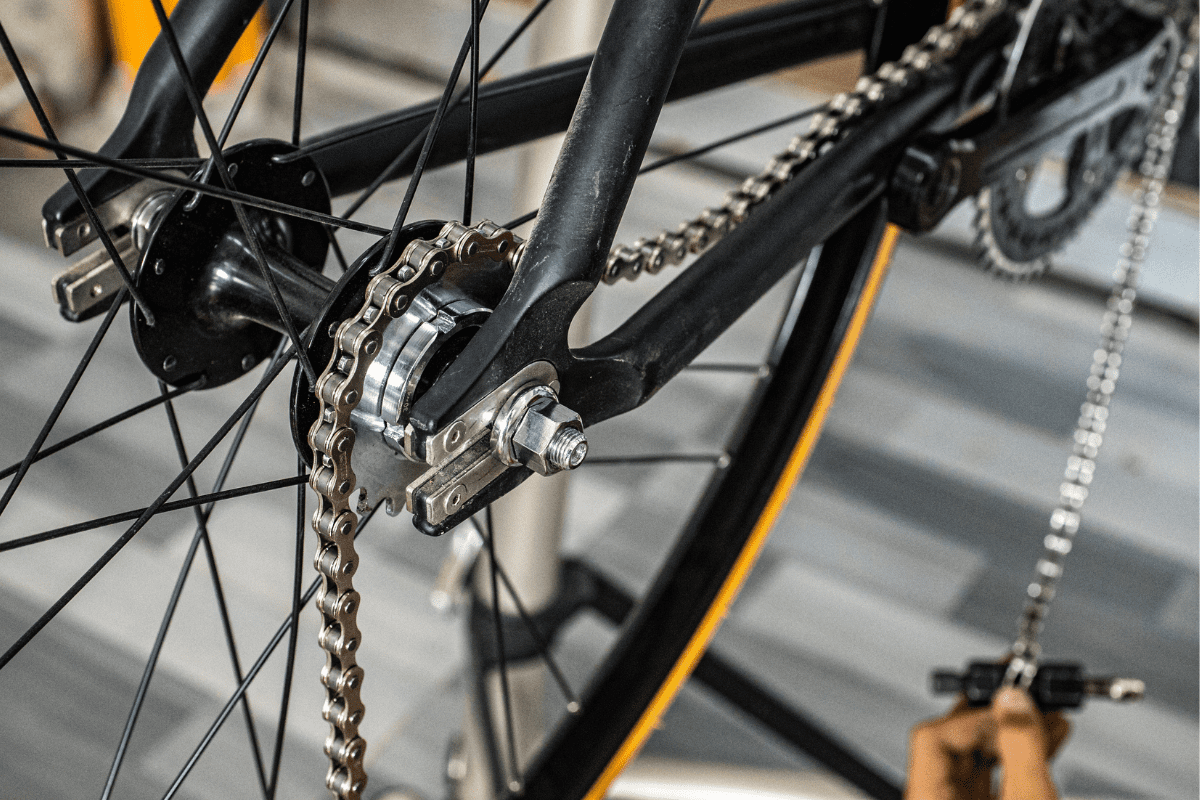 cadena de bicicleta se sale del lato