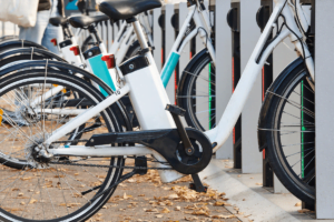 bicicletas eléctricas blancas de alquiler aparcadas y cargando