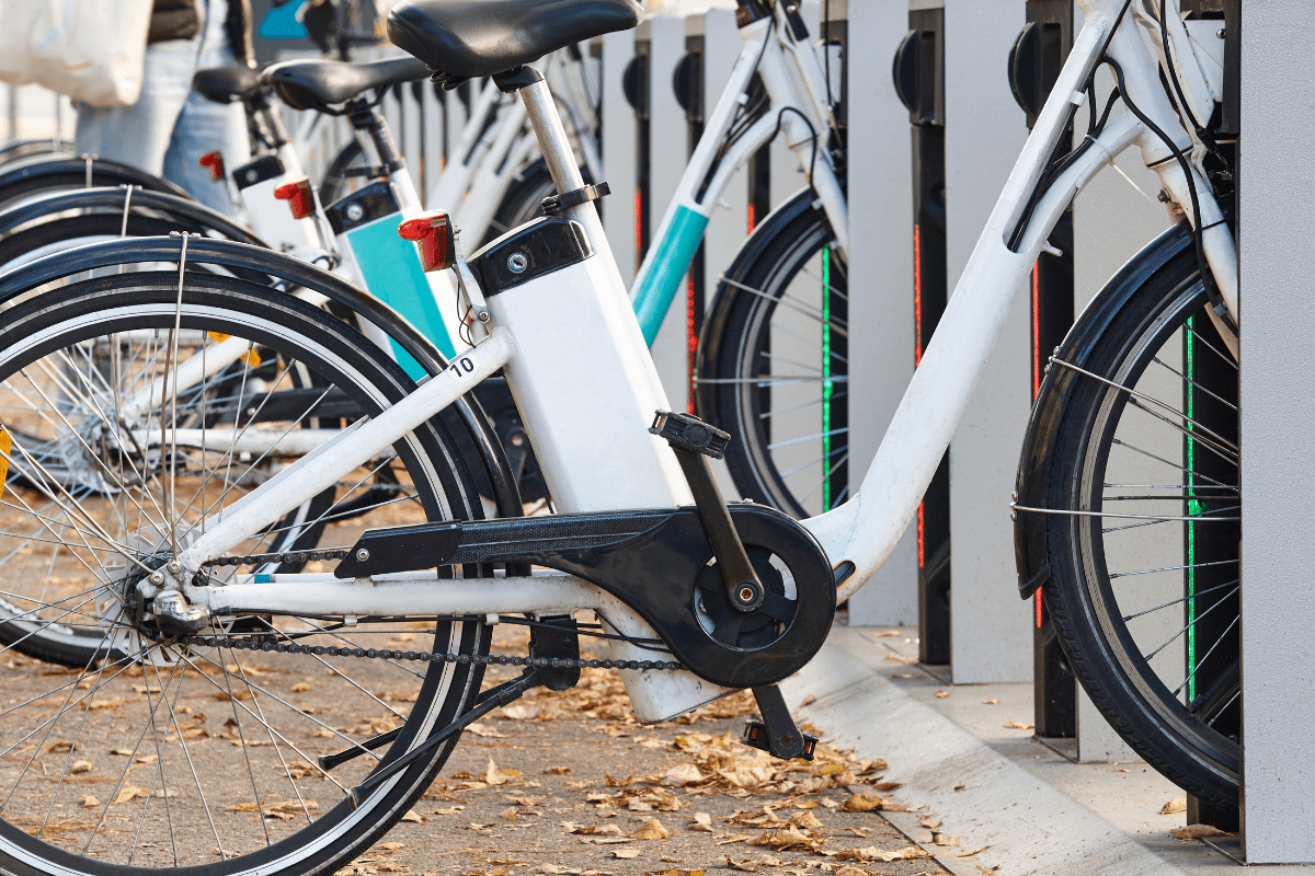 bicicleta eléctrica cargando