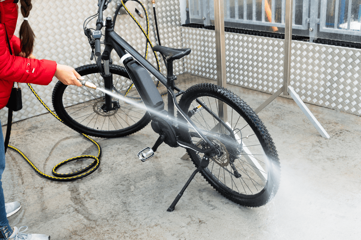 lavar y limpiar la bicicleta