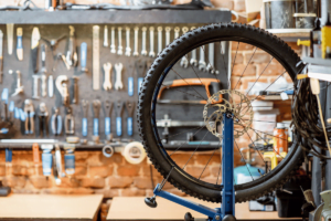 rueda de bicicleta suelta en el taller