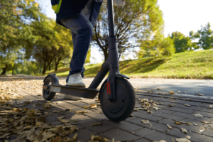 vista de una persona montando sobre un patinete eléctrico