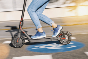 patinete eléctrico circulando por carril especial de bicicletas